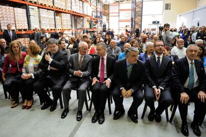 Primera fila con autoridades y representantes del Banco de Alimentos de Álava.