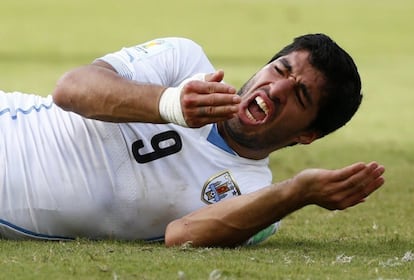 Luis Su&aacute;rez, tras morder a Chiellini. / TONY GENTILE (REUTERS)