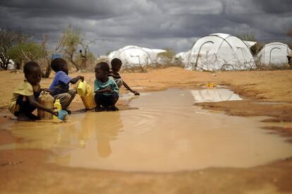 Un grupo de niños somalíes juega en un charco formado tras las lluvias en el campo de refugiados de Dadaab, en Kenia.