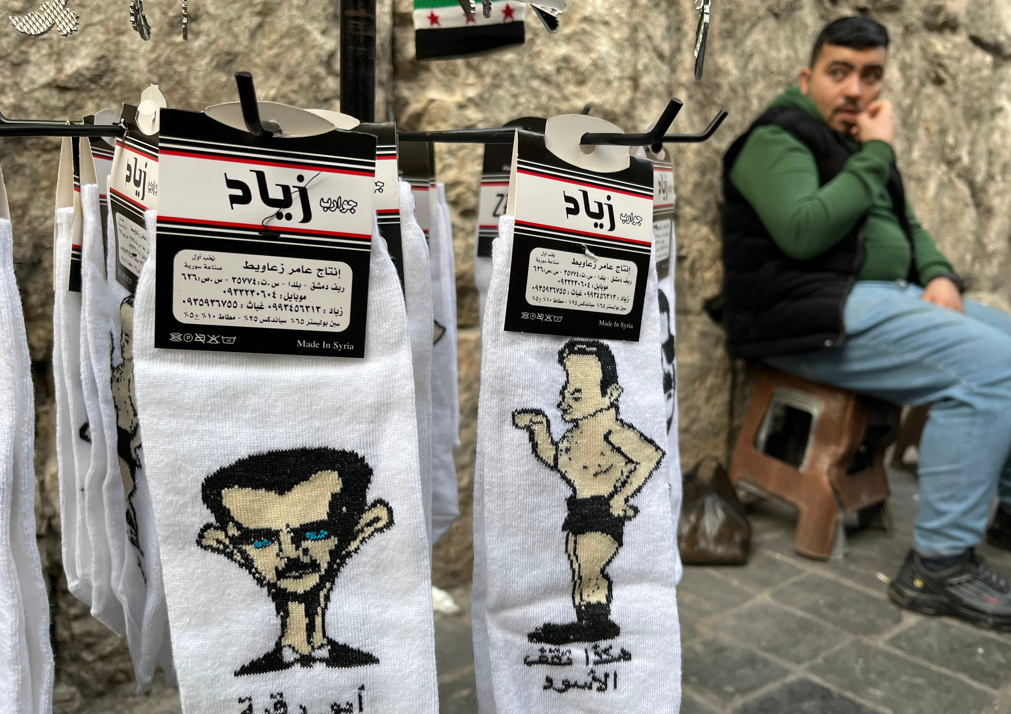 Calcetines burlándose de la familia El Asad y de otros dirigentes del régimen depuesto, este martes 2 de diciembre en el zoco de Damasco.