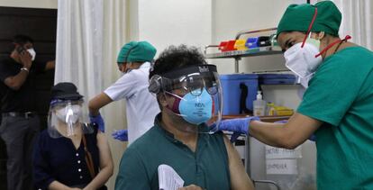 Viral Kothari, de 29 años, recibe su primera dosis de Covishield, fabricada por el Instituto Serum, este lunes en Bombay (India).