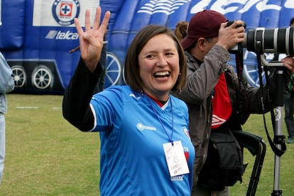 Gálvez asiste a un partido del Cruz Azul, en 2009.