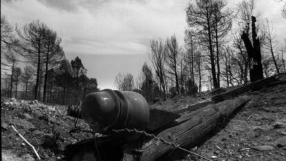 Un poste del tendido eléctrico, en la zona donde se produjo el incendio en 1994.