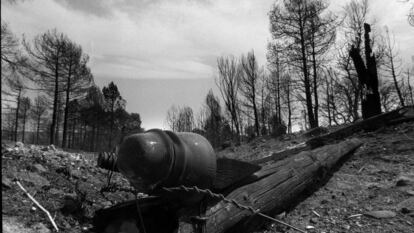 Un poste del tendido el&eacute;ctrico, en la zona donde se produjo el incendio en 1994.