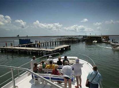 Al chiringuito, que está anclado en el mar, sólo se puede acceder en barco.