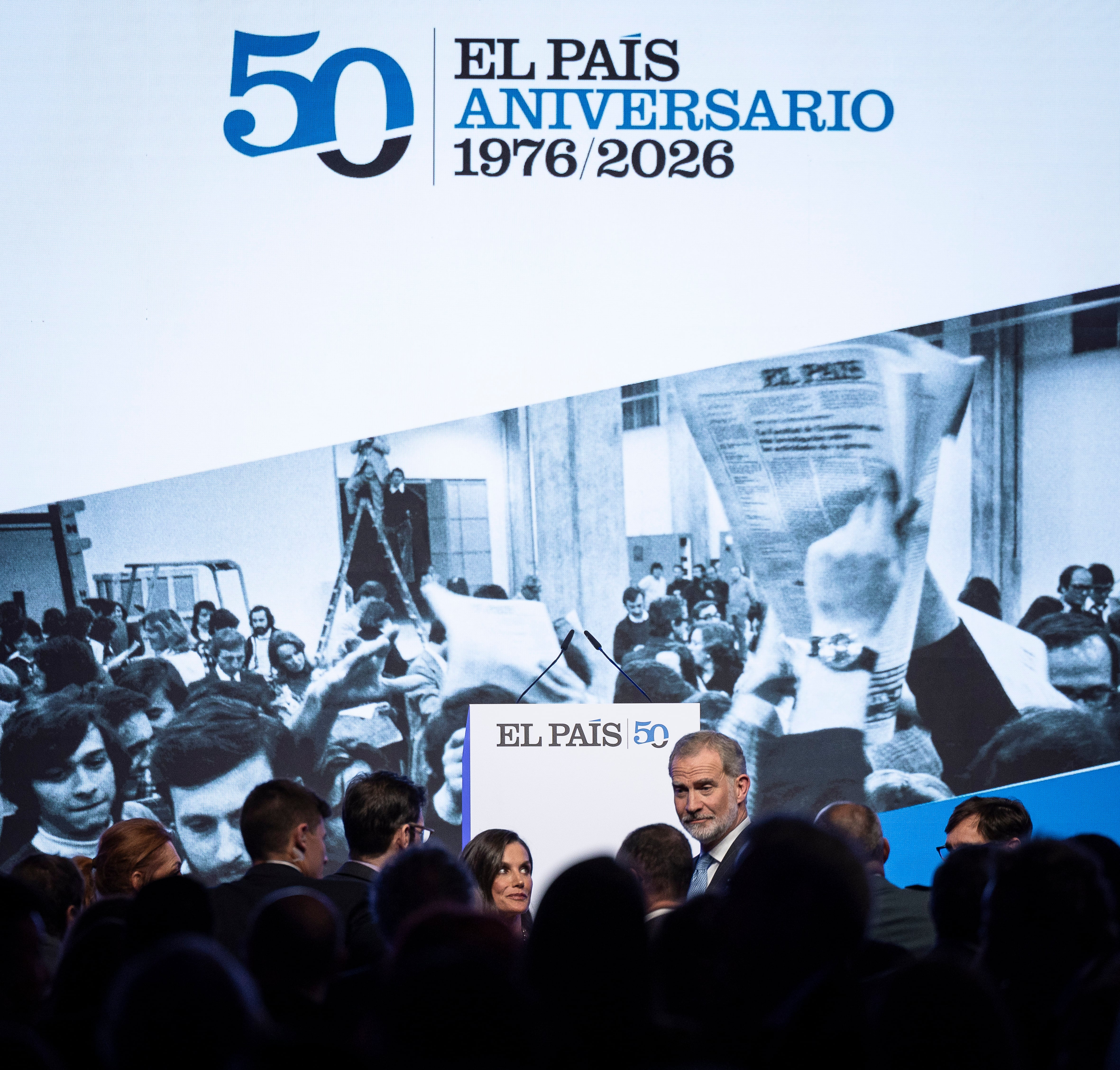 Los reyes Felipe y Letizia llegan al salón del Museum Maritim donde se celebra el 50 aniversario de EL PAÍS. 
