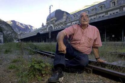 José Antonio Labordeta, en la estación de Canfranc, Huesca.