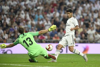 El centrocampista del Real Madrid Asensio lanza a puerta.