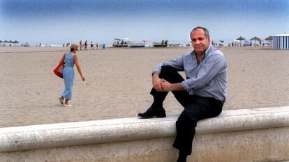 El soci&oacute;logo Jos&eacute; Miguel Iribas en la playa de la Malvarrosa de Valencia en 2001.