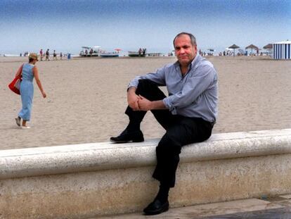 El soci&oacute;logo Jos&eacute; Miguel Iribas en la playa de la Malvarrosa de Valencia en 2001.