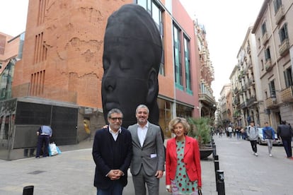 Jaume Plensa, Jaume Collboni i Mariona Carulla, davant de 'Carmela'.