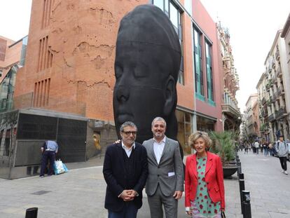 Jaume Plensa, Jaume Collboni y Mariona Carulla, delante de 'Carmela'.