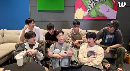 Los integrantes de BTS durante el anuncio en directo de su regrese, el martes.