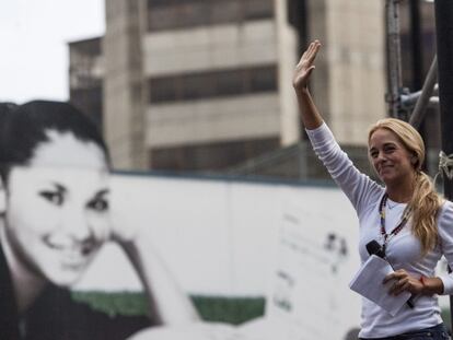 Tintori, esposa del opositor López, saluda a los simpatizantes el viernes