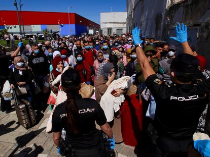 Un grupo de marroquíes hacían cola ayer para poder regresar a Marruecos a través de la frontera de Melilla.