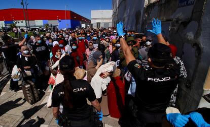 Un grupo de marroquíes hacían cola ayer para poder regresar a Marruecos a través de la frontera de Melilla.