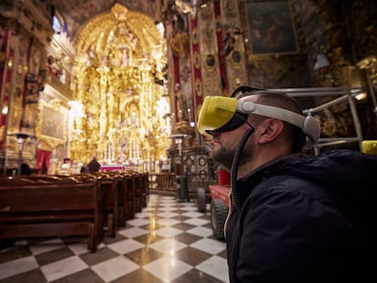 Un usuario con gafas de visión 360º en la basílica de San Juan de Dios de Granada, gestionada turísticamente por la empresa Artisplendore.