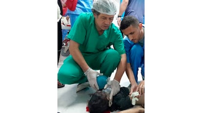 El médico Adnan Al Bursh, jefe de Traumatología del hospital Al Shifa de Gaza, atiende a un niño herido. 