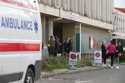 Familiares en el exterior del hospital de Kocani, este domingo.