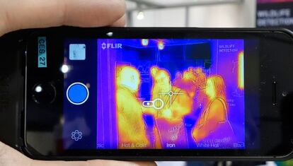 Flir One es un accesorio que se aplica a los iPhone 5 para poder ver en las oscuridad. Cuesta unos 300 euros.