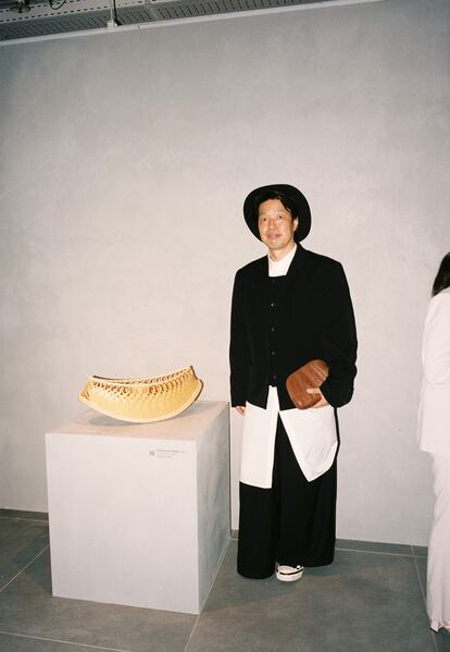 El artesano del ratán Chkoonsai Tanabe y su obra 'Connection'.