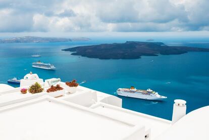 Cruceros al frente de Santorini