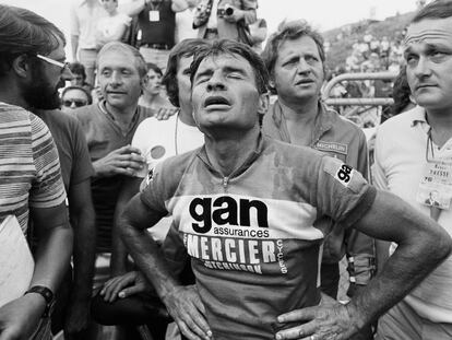 El ciclista francés Raymond Poulidor, agotado mientras llega tercero a la 20ª etapa del Tour de Francia de 1976.