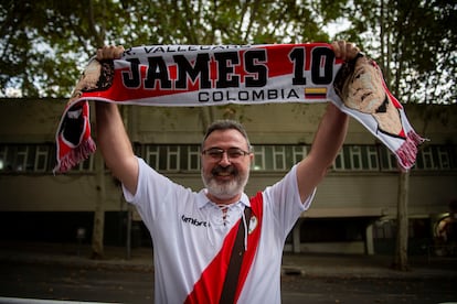 Juan Andrés Pérez (Vallecas, 52 años) es español y rayista, pero es seguidor de James Rodríguez desde hace mucho tiempo. 