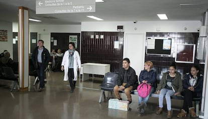 Pacientes en la sala de espera del CAP de La Mina