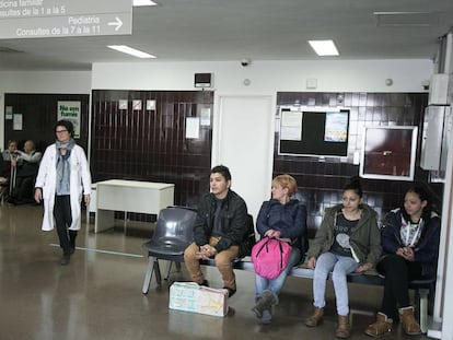 Pacientes en la sala de espera del CAP de La Mina