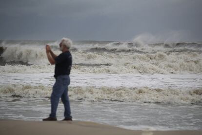 Daniel Scarcliff toma fotos de las olas rompiendo a lo largo de la costa de la tormenta tropical Gordon en Dauphin Island, Alabama. 