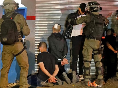 Fuerzas de seguridad israelíes cachean a un grupo de árabes israelíes detenidos en Lod, el jueves.