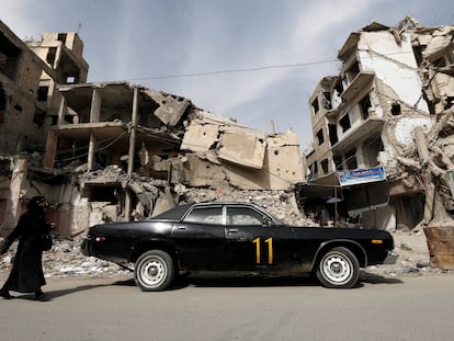 Un coche aparcado frente a un edificio en ruinas, el martes en Duma, en la periferia de Damasco.