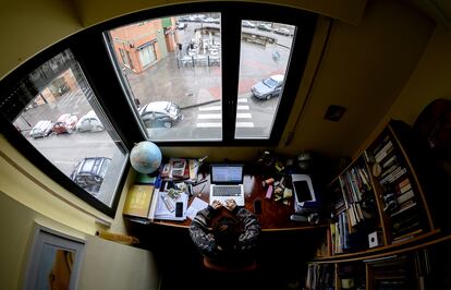 Una mujer teletrabaja en su casa de Burgos, el pasado martes.