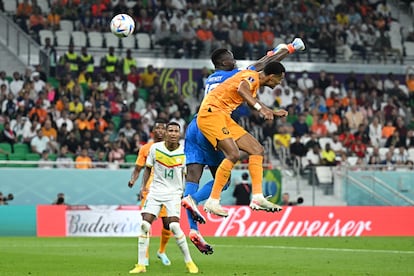 Cody Gakpo anotando de cabeza el primer gol de Países Bajos frente al portero senegalés Edouard Mendy.

