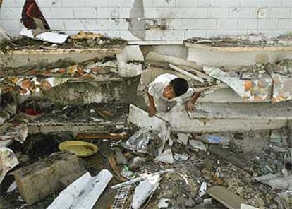 Un palestino inspecciona los daños sufridos en su casa tras ser alcanzada por un misil en Gaza.