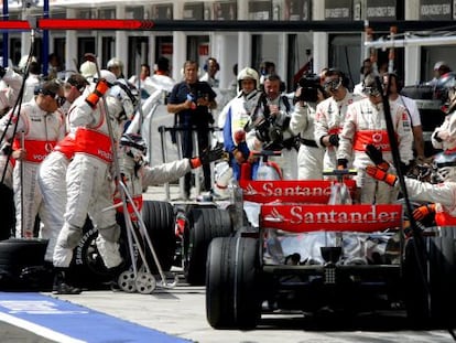 Alonso y Hamilton coinciden en boxes, en la pole de Hungría de 2007.