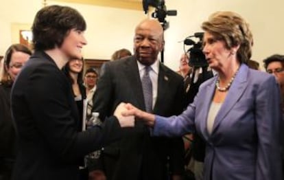 Sandra Fluke, estudiante de Georgetown, saluda a la congresista demócrata Nancy Pelosi tras intervenir en el Congreso, el pasado 23 de febrero