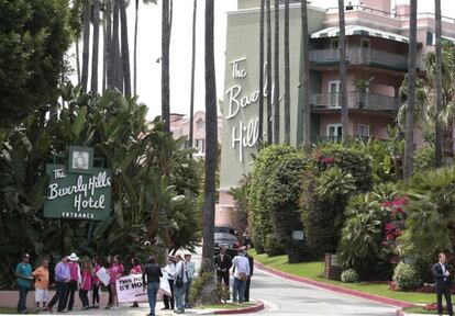 Manifestantes na entrada do mítico hotel.