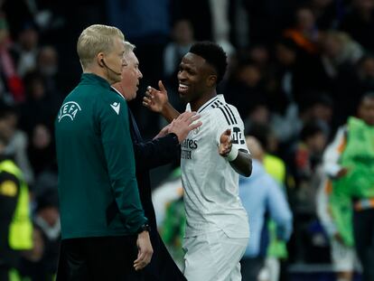 Vinicius celebra con Ancelotti tras marcar el cuarto gol del Madrid al Salzburgo.