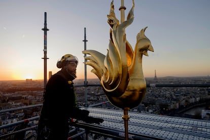 16 de diciembre de 2023: colocación del nuevo gallo dorado que corona la flecha central de Notre Dame.