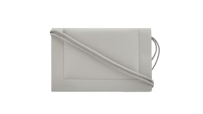 Bolso mini de piel para mujer de Adolfo Dominguez, estilo bandolera y en color gris para looks groutfit.