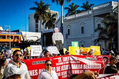 Los manifestantes se reunieron frente a la Catedral y marcharon por la Avenida Álvaro Obregón hasta la cima de La Lomita, en Culiacán, Sinaloa.