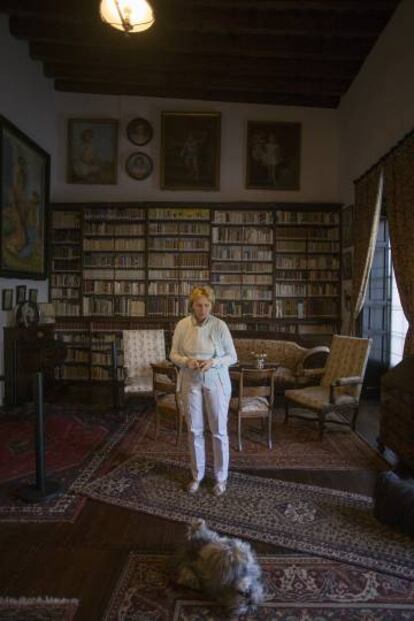 La conservadora del archivo en la Biblioteca del Palacio de los Guzmanes.