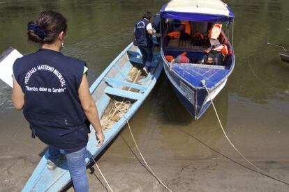 Trabajadores de la red de salud de Condorcanqui abordando una lancha en el río Cenepa.