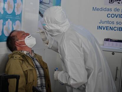 Un hombre visita un centro de pruebas covid en el aeropuerto de Ciudad de México.
