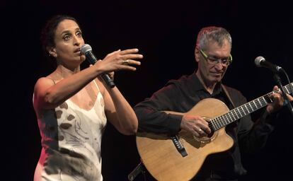 La cantante israelí Noa, durante su actuación en la gala de inicio de los encuentros Albert Camus en el Teatro Principal de Mahón, Menorca.