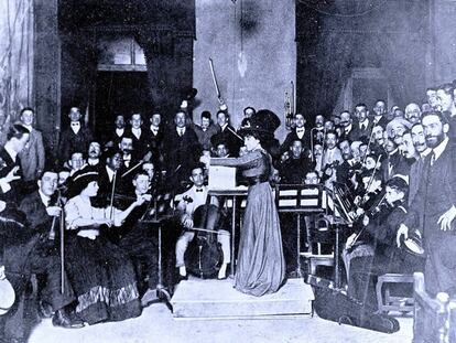 Mar&iacute;a Rodrigo, dirigiendo en 1907 la orquesta del Real Conservatorio Superior de M&uacute;sica de Madrid (RCSMM). 