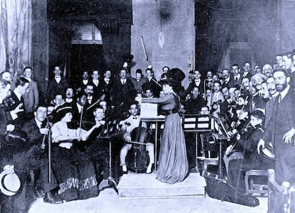 Mar&iacute;a Rodrigo, dirigiendo en 1907 la orquesta del Real Conservatorio Superior de M&uacute;sica de Madrid (RCSMM). 