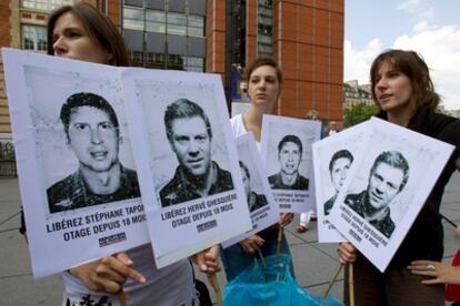 Ciudadanas francesas con carteles que reclaman la liberación de los dos periodistas secuestrados en Afganistán.